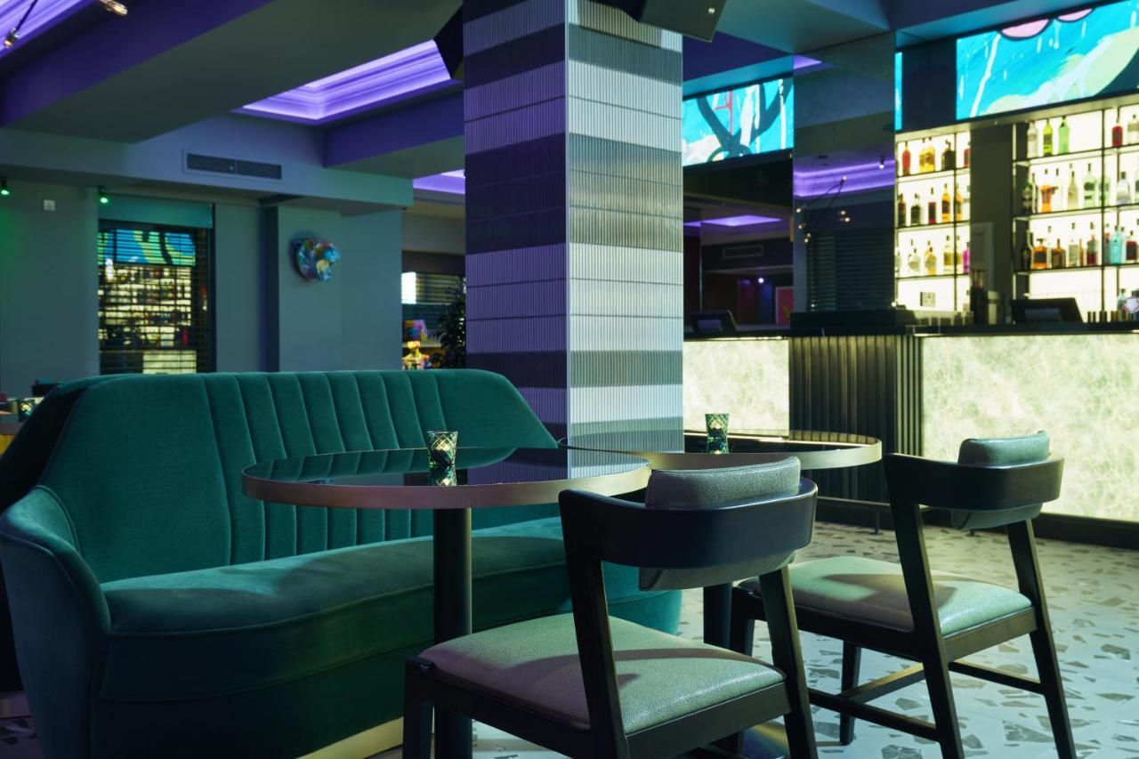 Nyx Hotel London Holborn By Leonardo Hotels Exterior foto The interior of the bar
